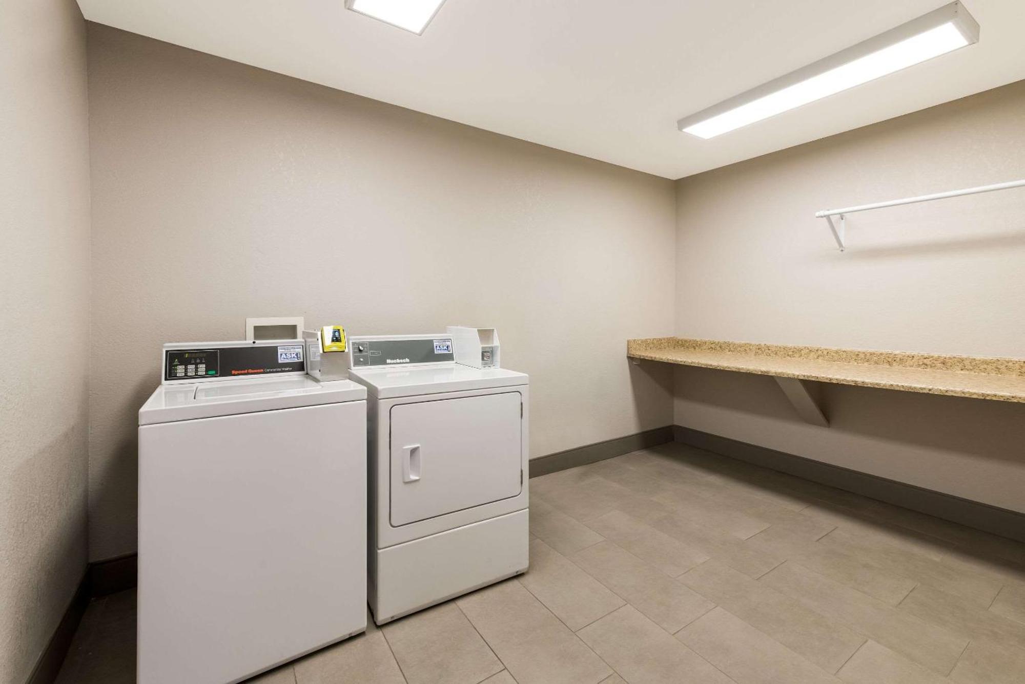 Country Inn & Suites By Radisson, Wichita East, Ks Eksteriør bilde